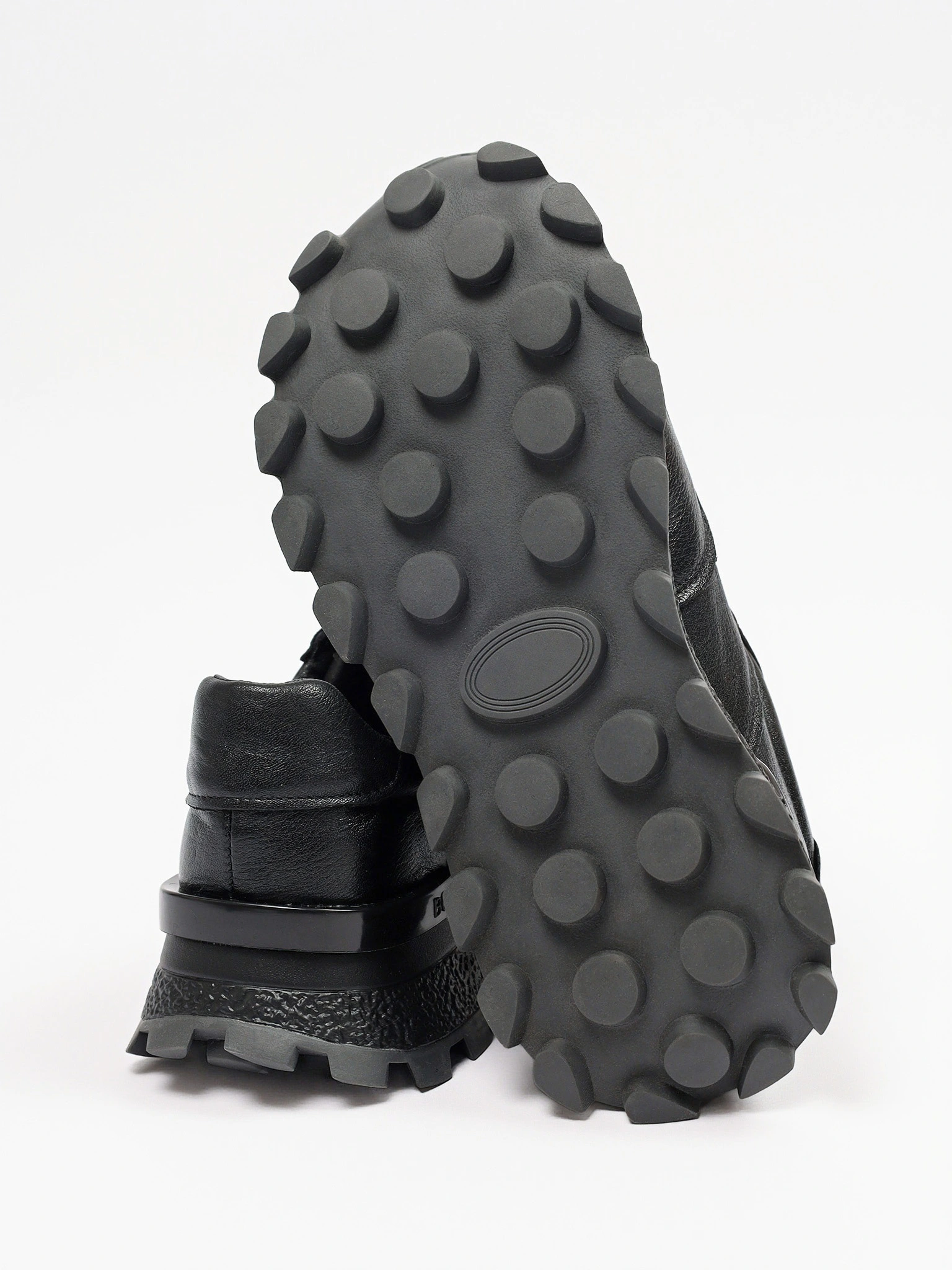 Кроссовки черного цвета с пряжкой на рельефной подошве 